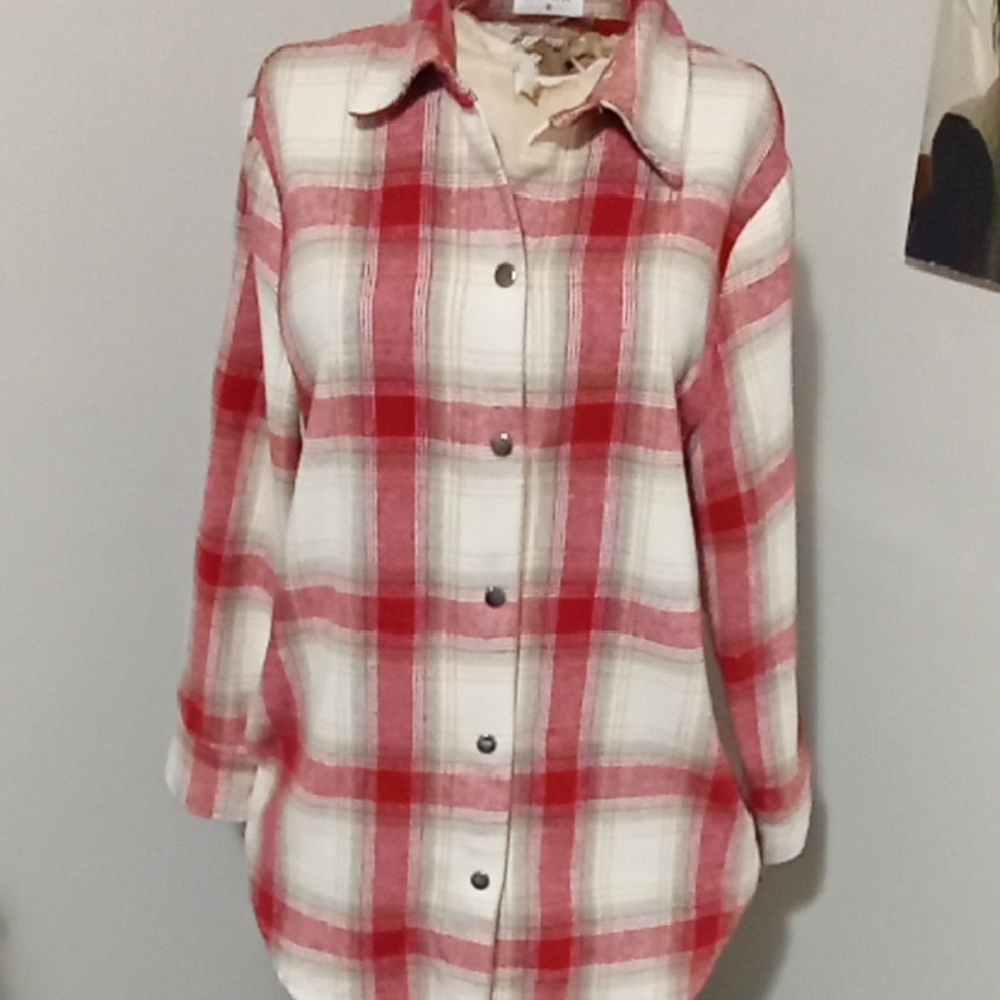 Stylish Plaid Button-Down Shirt in Red and White